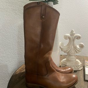 Never Worn Ladies FRYE leather boots Sz 8B brown